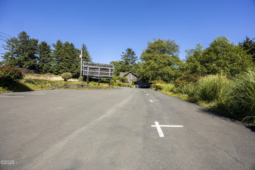 Prime Highway 101 commercial opportunity in Lincoln City. This 4 - photo 33