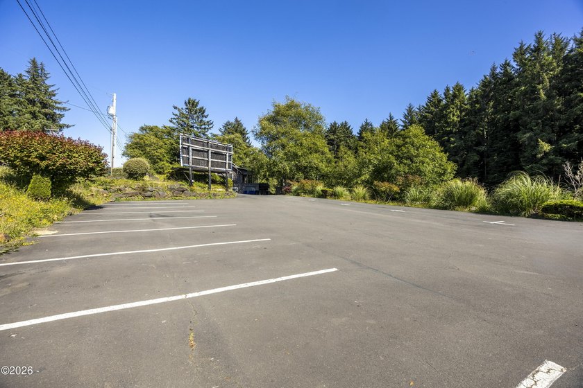 Prime Highway 101 commercial opportunity in Lincoln City. This 4 - photo 34