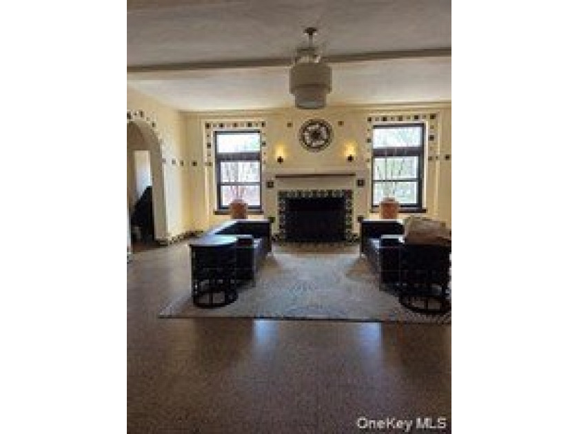 Welcome to this bright studio co-op, perfectly situated on the - photo 2