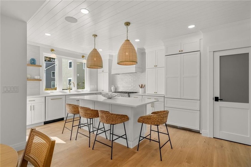 Beautifully transformed from top to bottom, this exceptional - photo 3