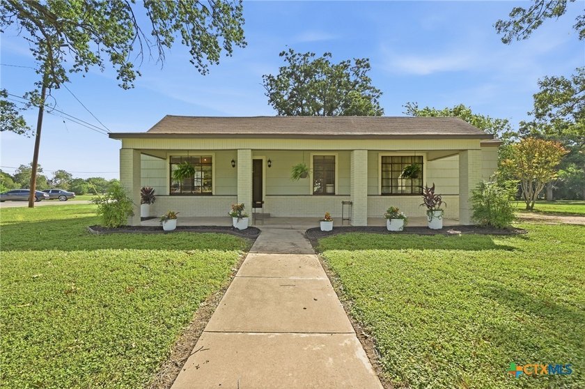 Opportunity knocks in the heart of Martindale! This charming - photo 2
