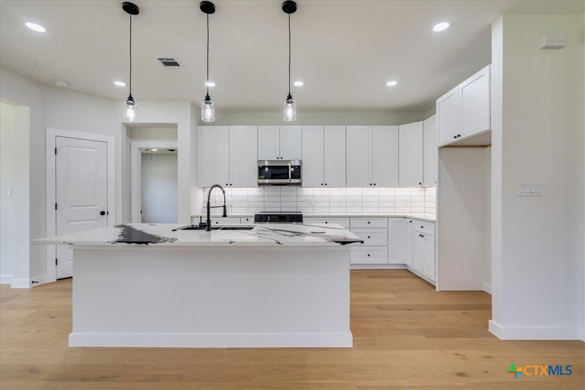 Beautifully crafted modern farmhouse located on an oversized 0 - photo 4