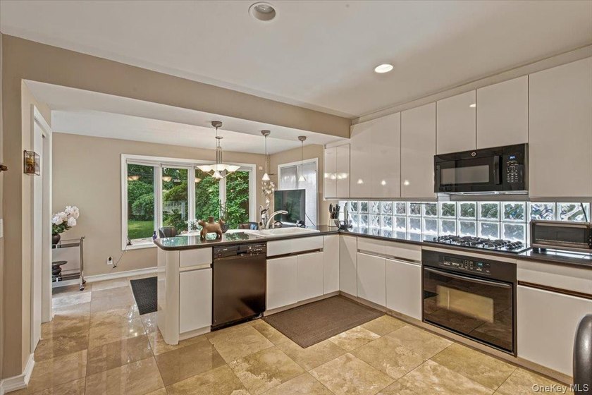 Beautifully landscaped Center Hall Colonial in a most desirable - photo 6