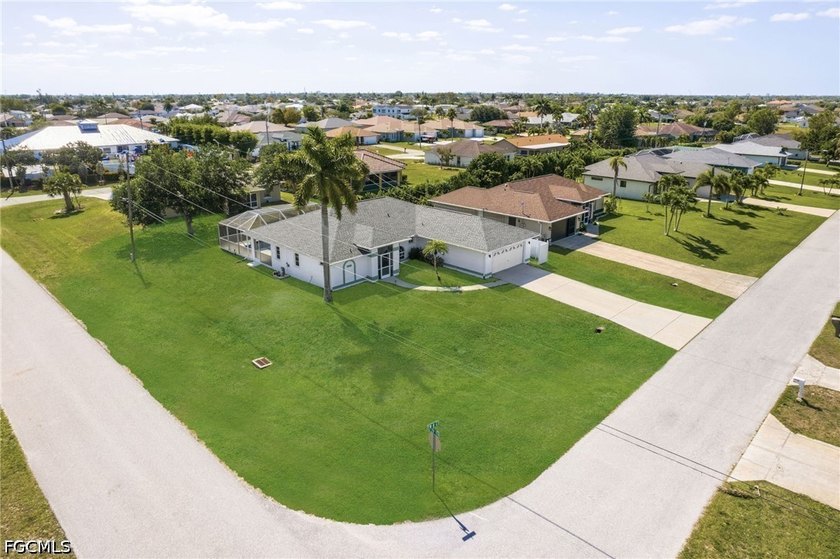 Beautifully well-maintained home offering elevated Florida - photo 4