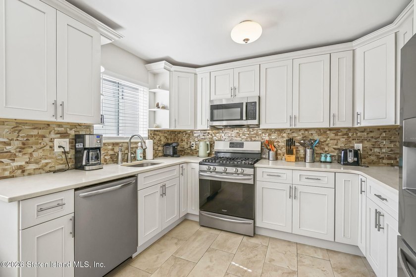 Move right into this spacious and sunny 2-bedroom, 3-level - photo 15