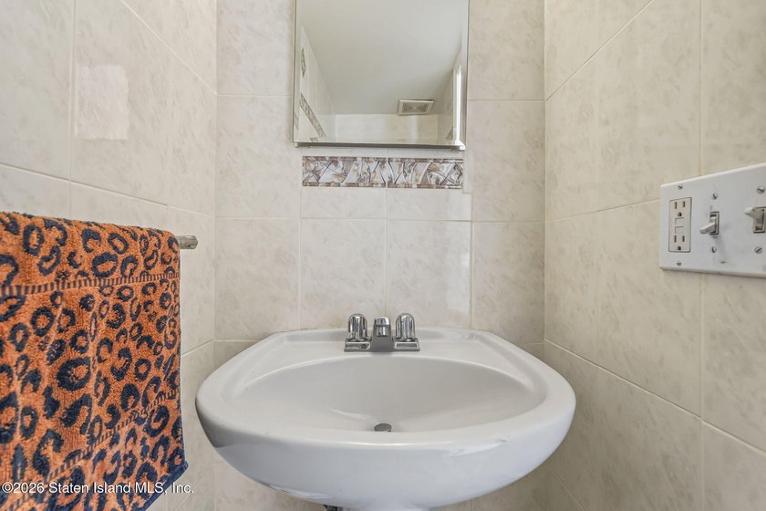 Move right into this spacious and sunny 2-bedroom, 3-level - photo 19