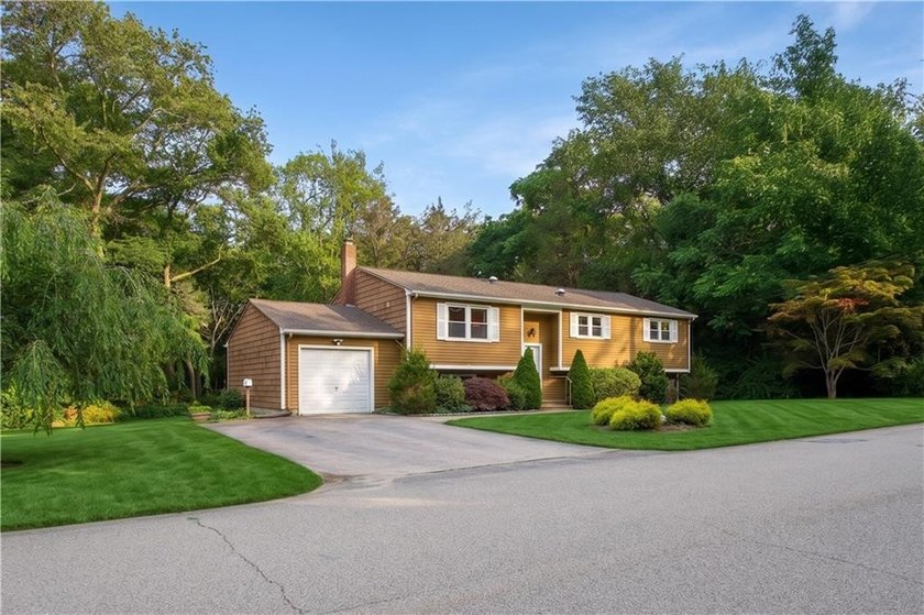 Welcome home! Delightful three bedroom, three bath home in super - photo 2