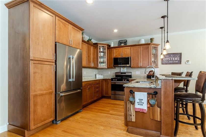 Immaculate and turnkey, this exceptional condominium offers - photo 4