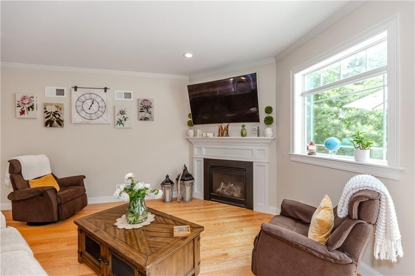 Immaculate and turnkey, this exceptional condominium offers - photo 6
