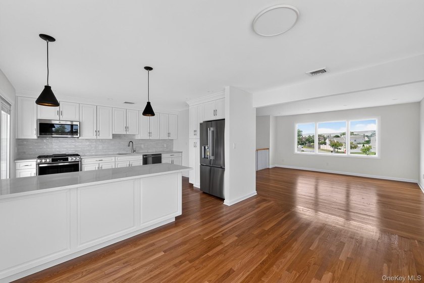 Move right into this beautifully renovated 3-bedroom, 3-bath - photo 4