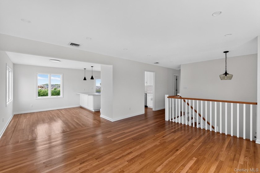 Move right into this beautifully renovated 3-bedroom, 3-bath - photo 6