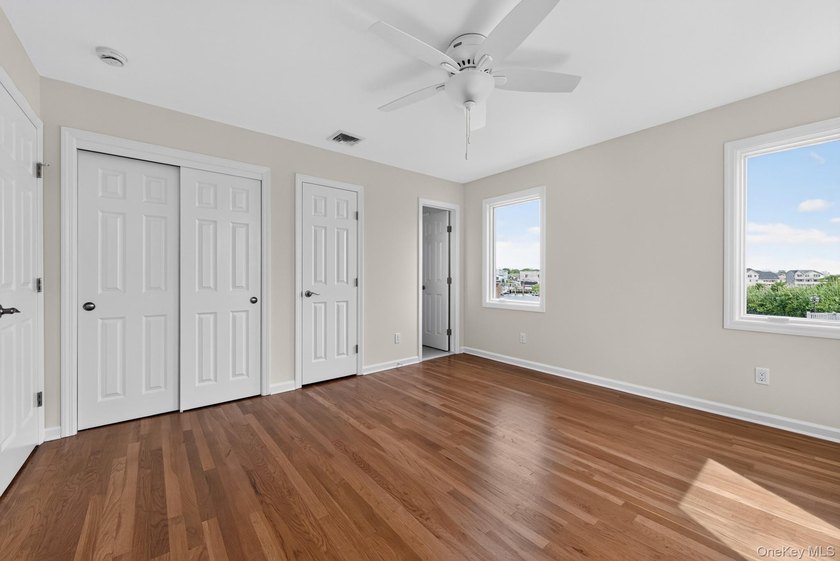 Move right into this beautifully renovated 3-bedroom, 3-bath - photo 8