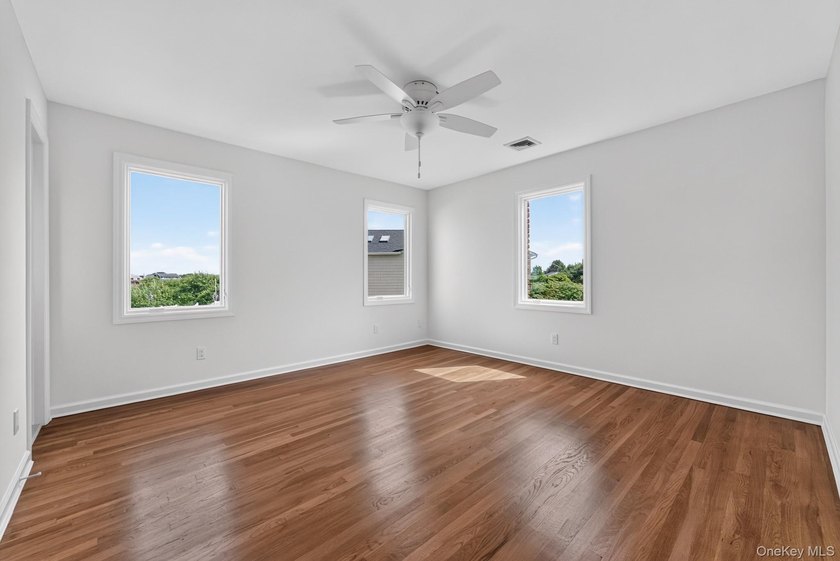 Move right into this beautifully renovated 3-bedroom, 3-bath - photo 9