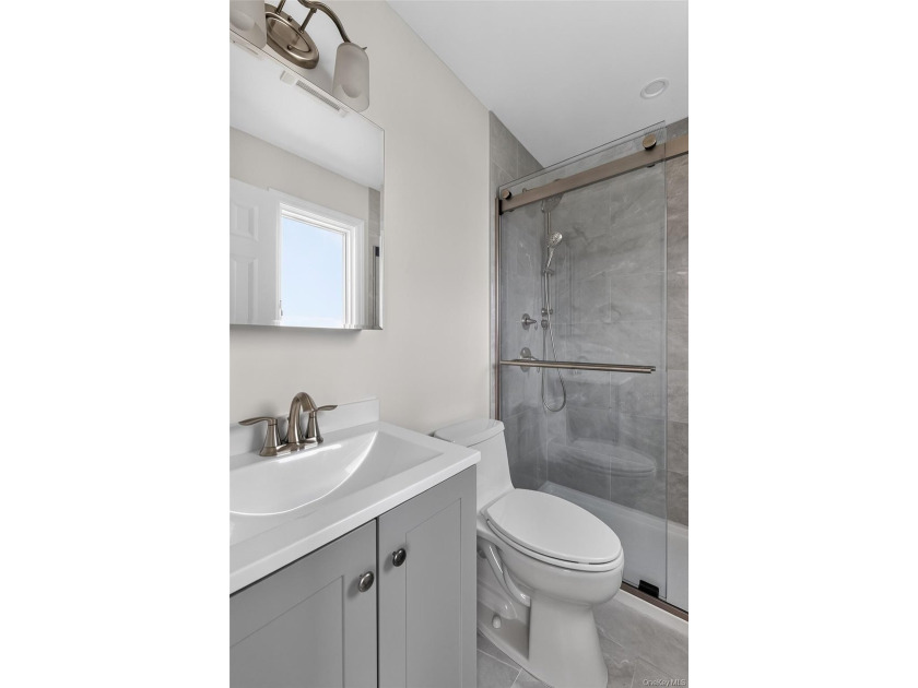 Move right into this beautifully renovated 3-bedroom, 3-bath - photo 10