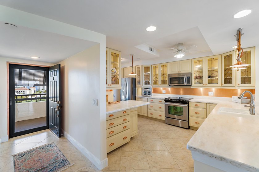 True paradise living in Florida! Rarely available, this spacious - photo 4