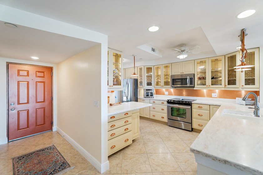 True paradise living in Florida! Rarely available, this spacious - photo 5