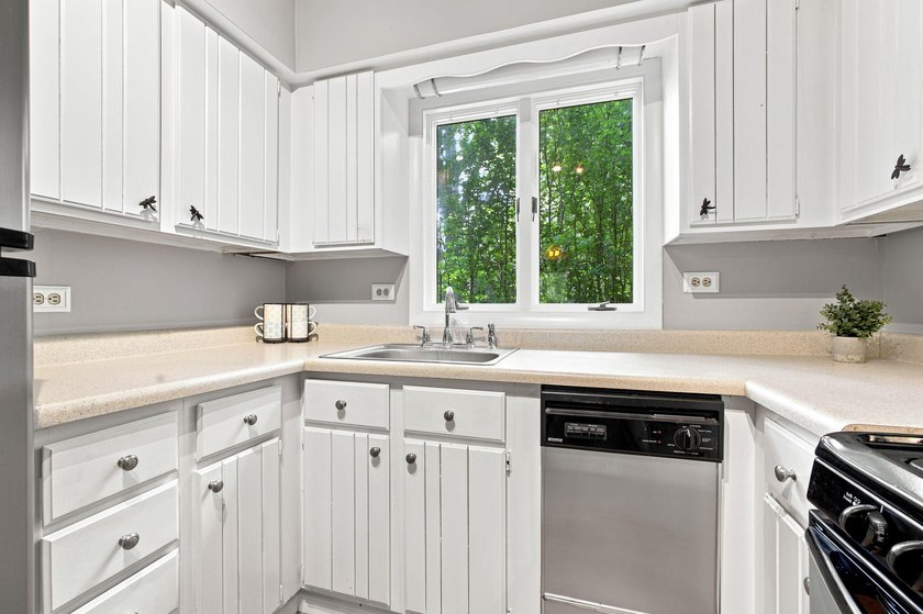 YOUR OWN LAKEFRONT SANCTUARY! Offering a much sought after - photo 16