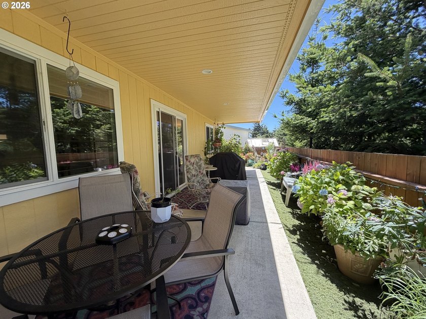 Built in 2018, this beautifully maintained custom home offers 1 - photo 20