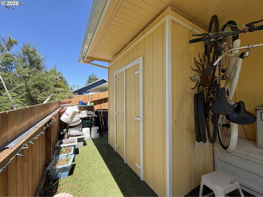 Built in 2018, this beautifully maintained custom home offers 1 - photo 21