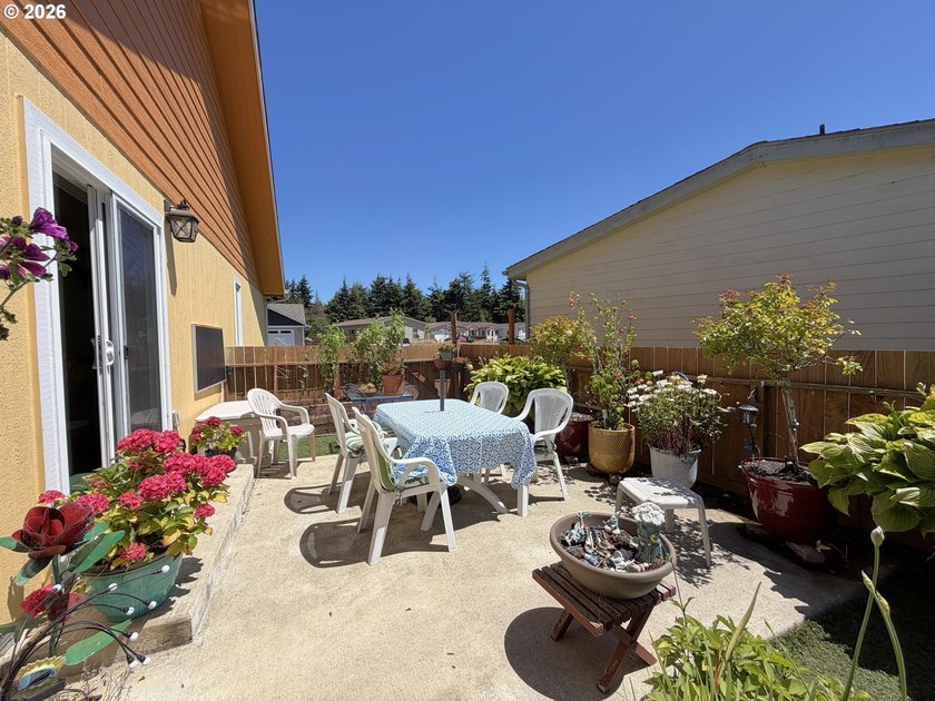 Built in 2018, this beautifully maintained custom home offers 1 - photo 40