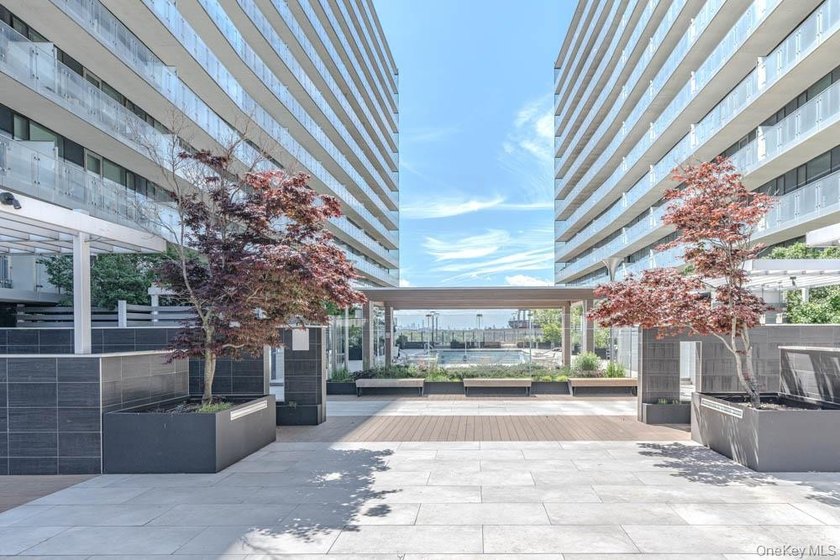 Welcome to this spacious south-facing 1-bedroom, 1-bathroom - photo 3