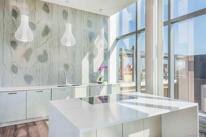 Welcome to this spacious south-facing 1-bedroom, 1-bathroom - photo 6