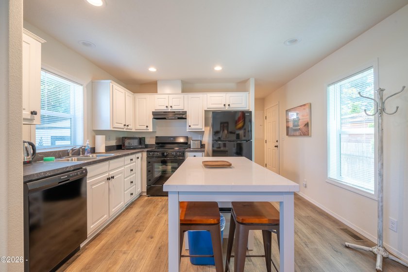 Discover your own coastal getaway in the heart of Lincoln City! - photo 12