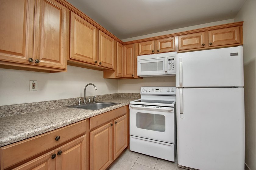 Enjoy comfortable, carefree living in this impeccably maintained - photo 3