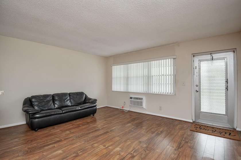 Enjoy comfortable, carefree living in this impeccably maintained - photo 6