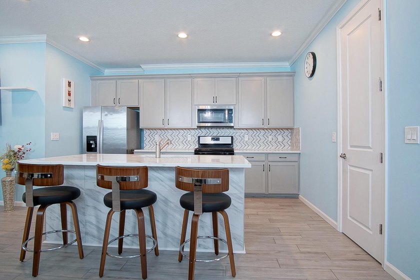 Endless natural light and low maintenance single-level living - photo 3