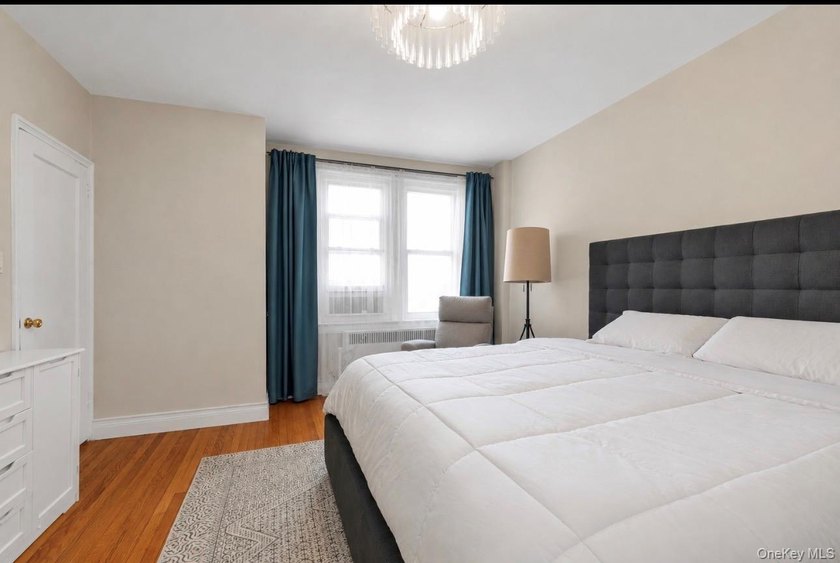 Welcome to Romney Hall, a charming prewar co-op in the heart of - photo 9