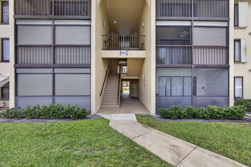 Enjoy peaceful lake views from this condo w/ living/dining room - photo 2