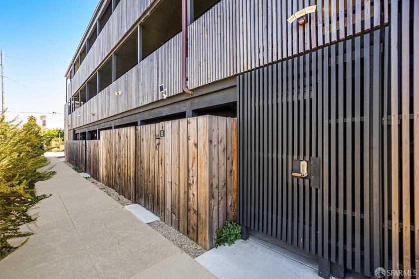 Stylish and modern, this fully remodeled 1 bedroom, 1 bathroom - photo 3