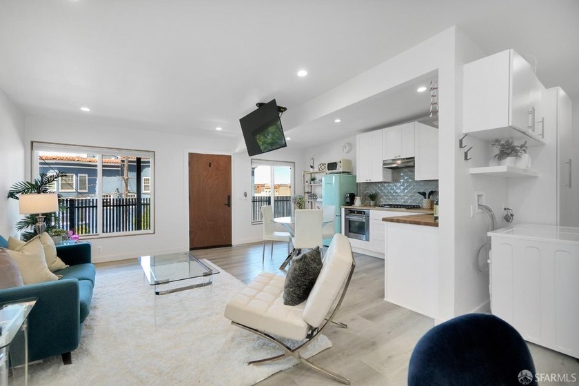 Stylish and modern, this fully remodeled 1 bedroom, 1 bathroom - photo 9