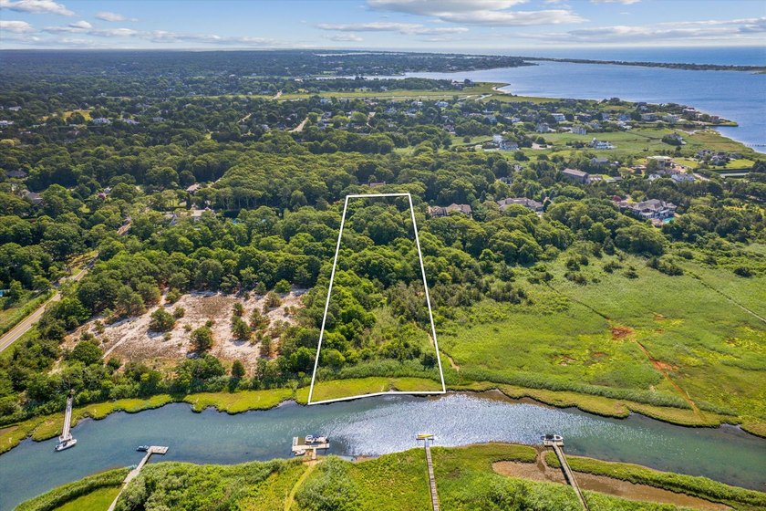 Discover a charming waterfront haven at 27 Jagger Lane in - photo 12