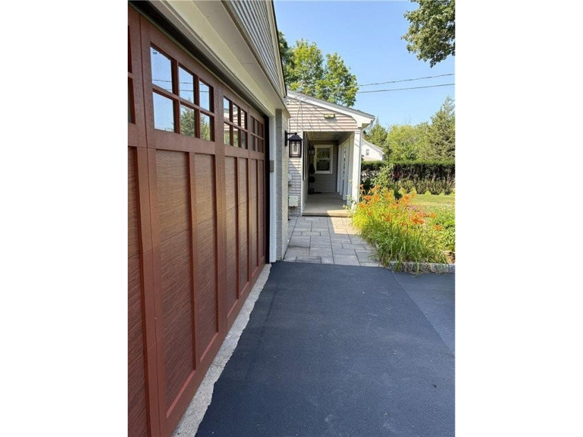 Welcome to this warm, generous-size Ranch where the solid - photo 5