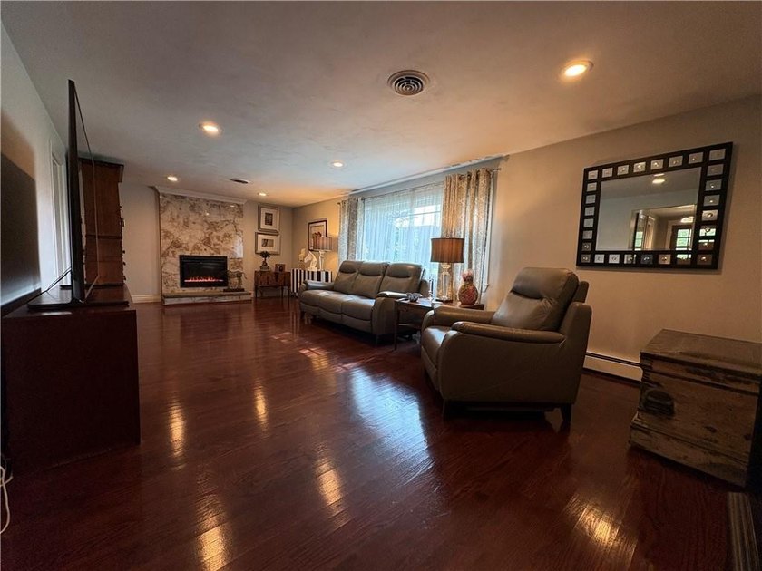 Welcome to this warm, generous-size Ranch where the solid - photo 9