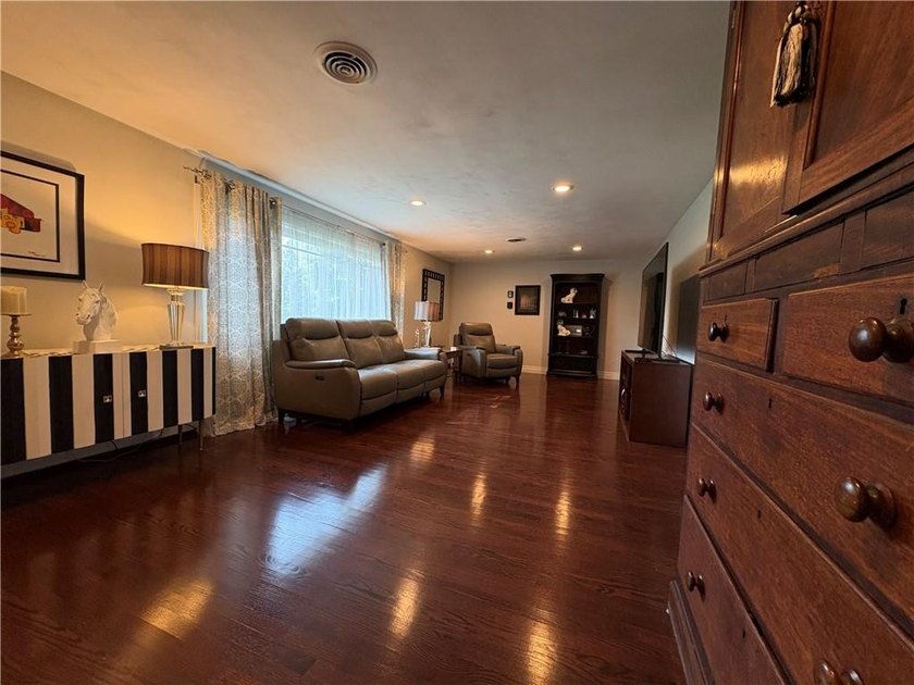 Welcome to this warm, generous-size Ranch where the solid - photo 10