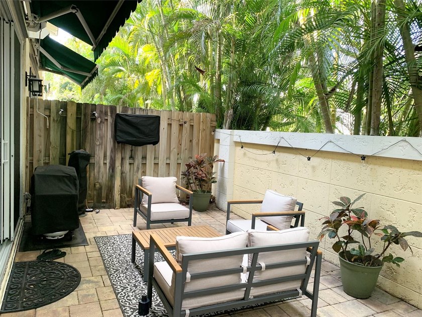 Located in an upscale, relaxed, coastal beach town of East - photo 18