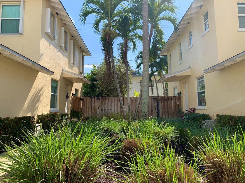 Located in an upscale, relaxed, coastal beach town of East - photo 34
