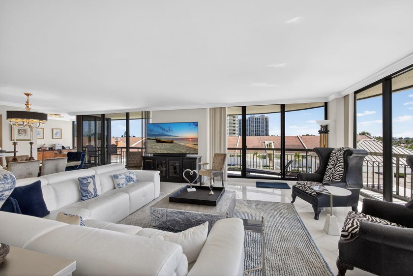 Enjoy this beautiful open floor plan with ceiling to floor - photo 3