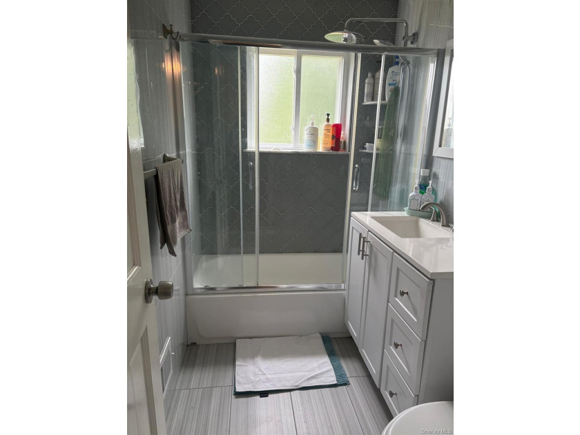 This well-maintained 3-bedroom, 1 full bath, and 2 half-bath - photo 6