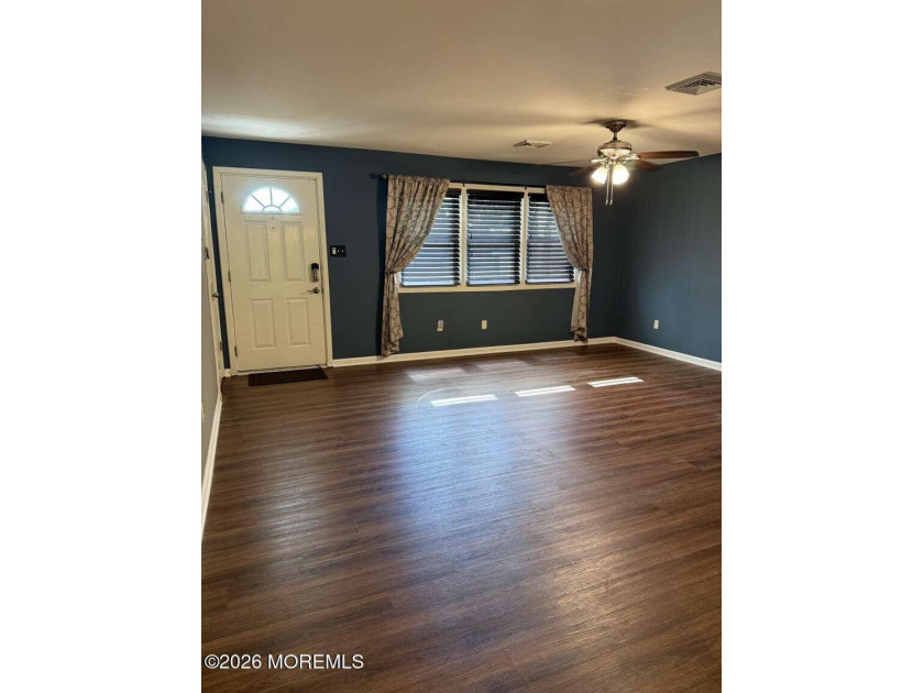 Beautiful 3-bedroom, 2 full bath home located in a desirable - photo 3