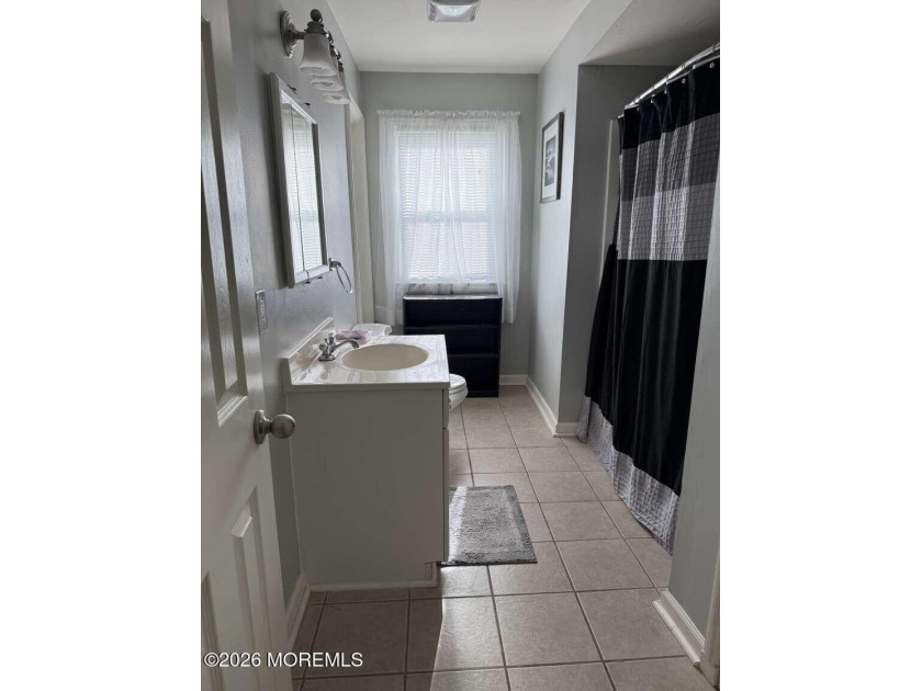 Beautiful 3-bedroom, 2 full bath home located in a desirable - photo 5