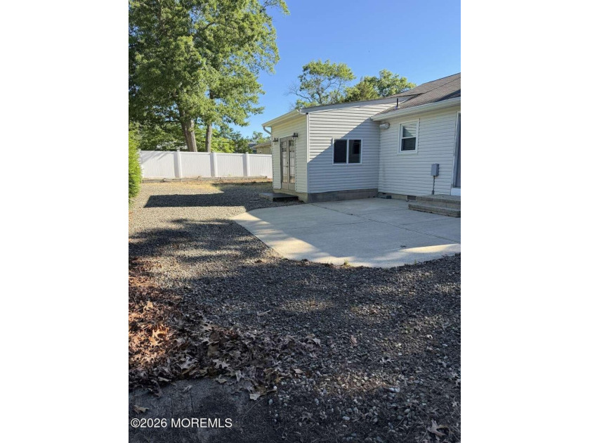 Beautiful 3-bedroom, 2 full bath home located in a desirable - photo 6