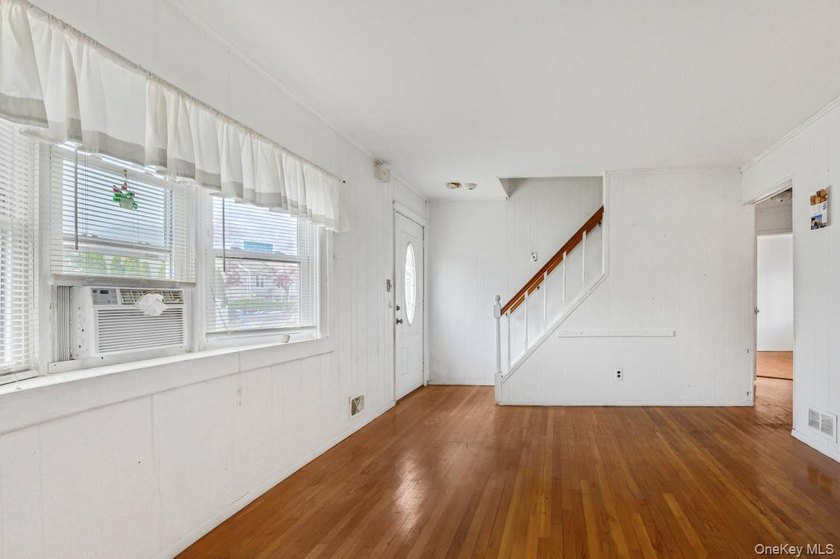 Charming 4-bedroom, 2-bath Cape in a desirable Massapequa - photo 4