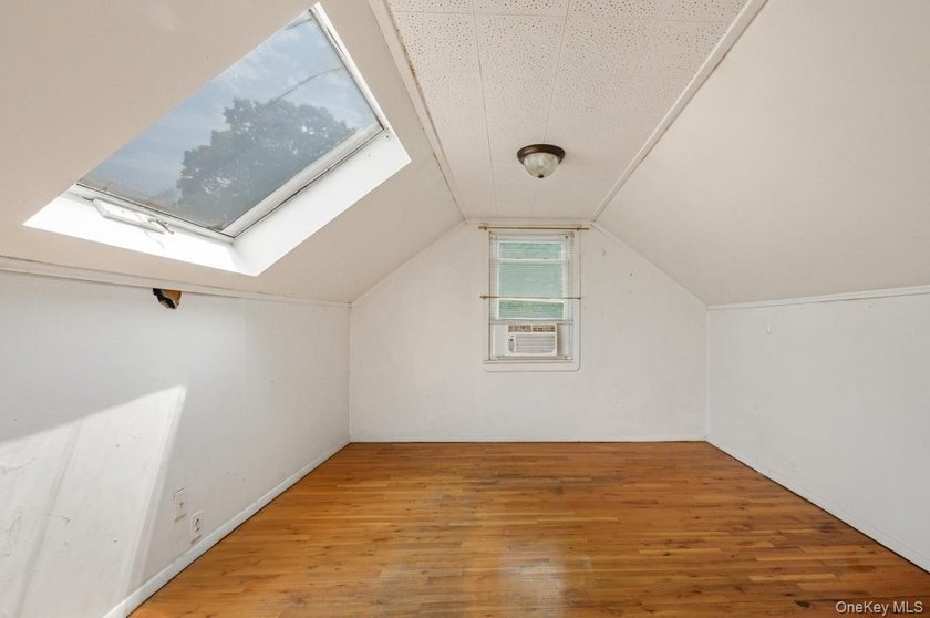 Charming 4-bedroom, 2-bath Cape in a desirable Massapequa - photo 9