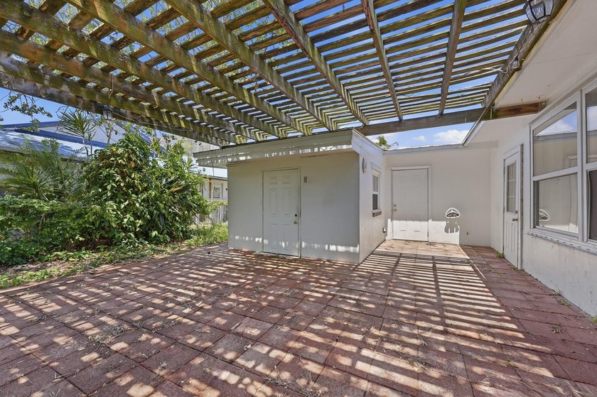 Rare opportunity to own a charming island home just a short walk - photo 24