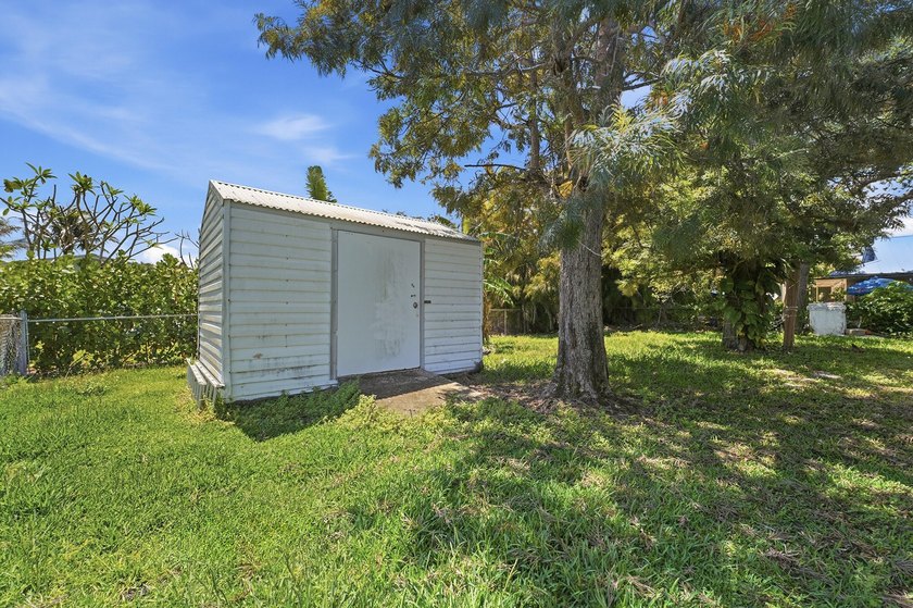Rare opportunity to own a charming island home just a short walk - photo 26