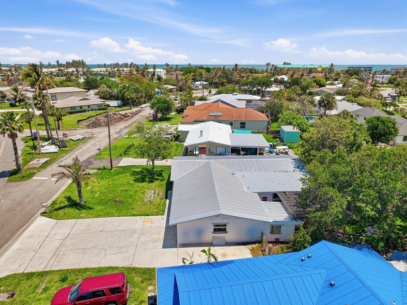 Rare opportunity to own a charming island home just a short walk - photo 31